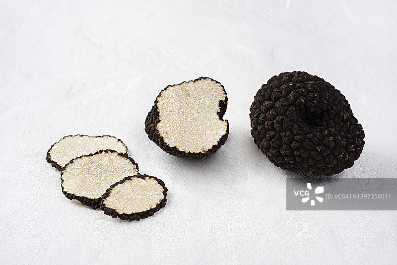 白色背景上的黑松露图片素材