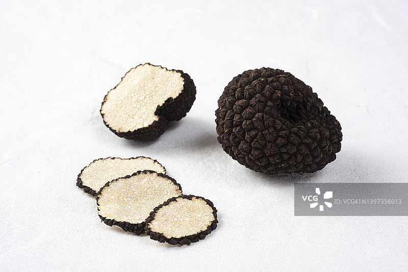 白色背景上的黑松露图片素材