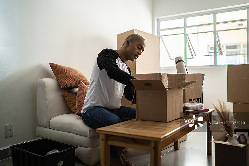 青年男子搬家打包图片素材