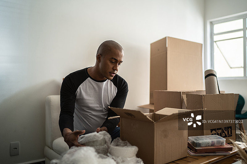 青年男子搬家打包图片素材