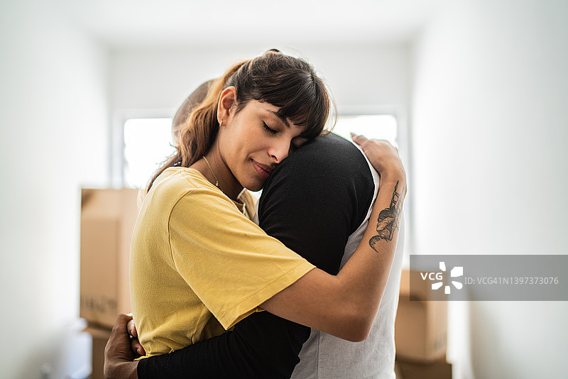 情侣拥抱离家图片素材