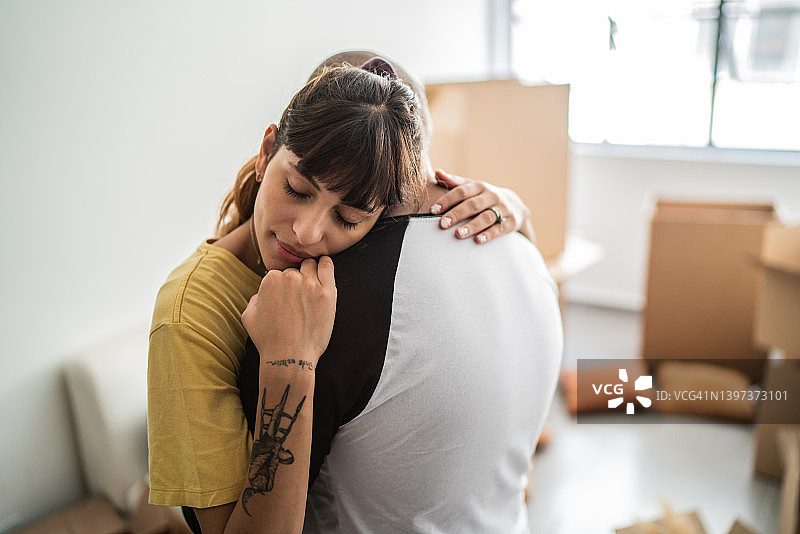 情侣拥抱离家图片素材