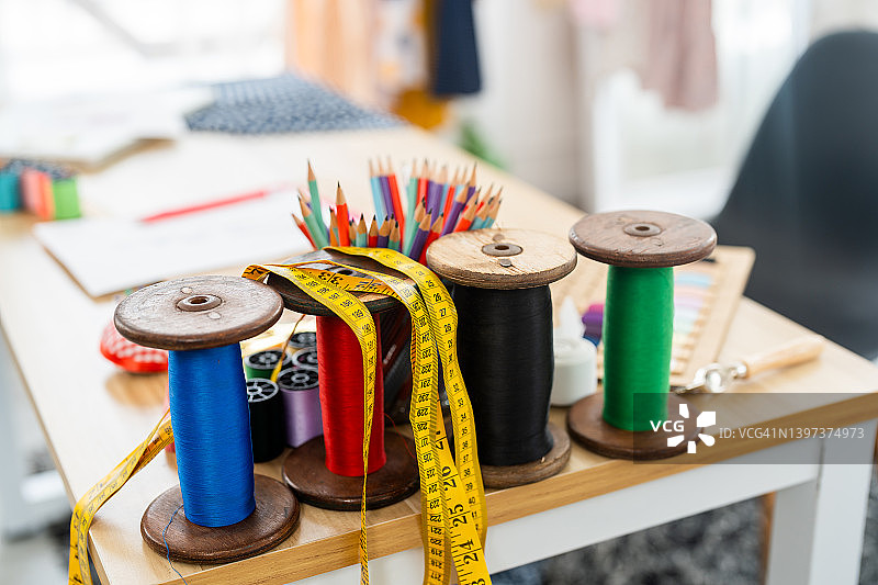 裁缝桌上的缝纫工具图片素材