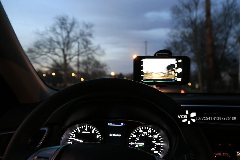 行驶中汽车的仪表盘视图图片素材
