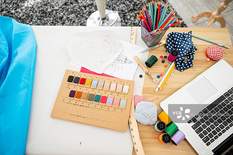 裁缝桌上的缝纫工具图片素材