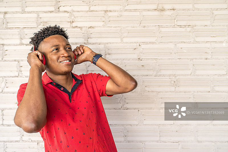 有皮肤问题的成年男子在欣赏音乐图片素材