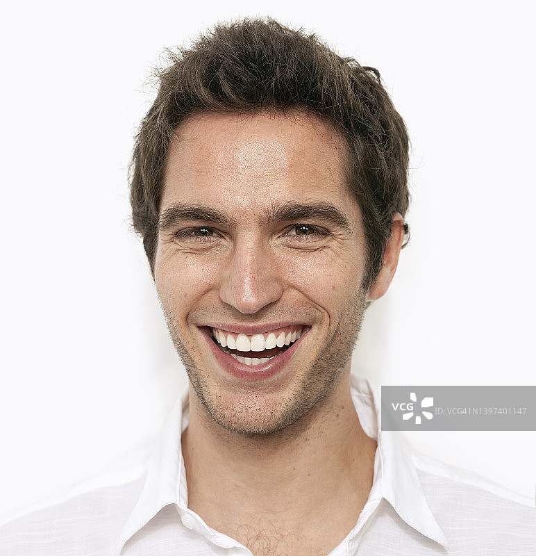 面带微笑的友善英俊的年轻男人头像图片素材