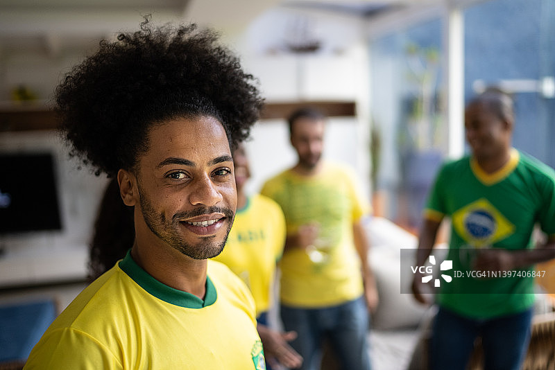 与朋友在家的年轻人肖像图片素材