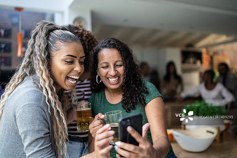 朋友们在家使用手机图片素材