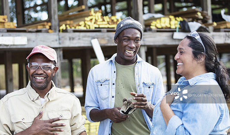一群在木材厂工作的工人，欢声笑语图片素材