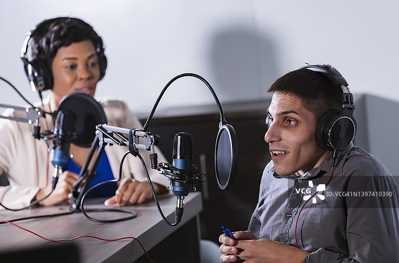 女播客主采访轮椅男子图片素材