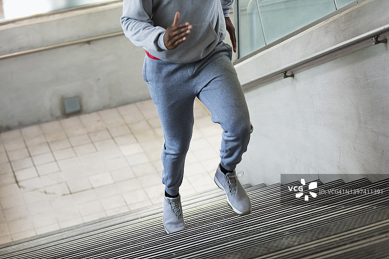 非裔美国男子跑上水泥楼梯图片素材