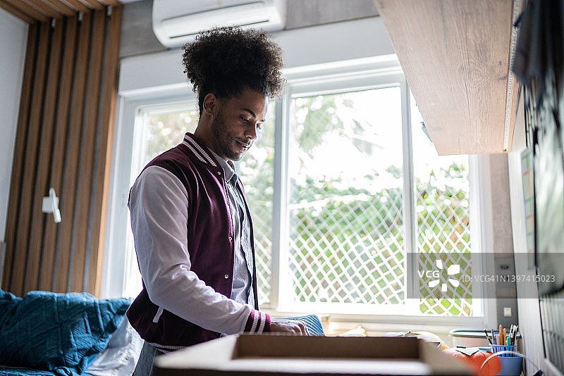 青年男子打包行李图片素材