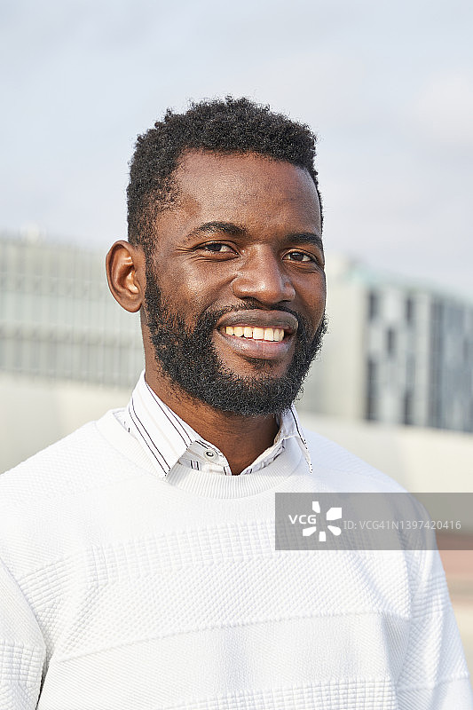 穿着休闲服装，看着镜头的微笑的非洲裔男人图片素材