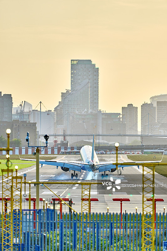 一架飞机在跑道上着陆图片素材