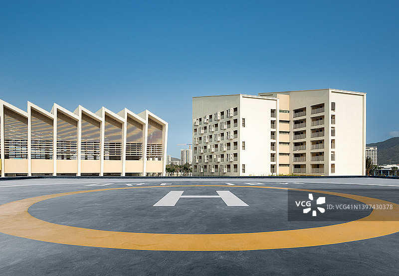 晴空下的直升机停机坪图片素材