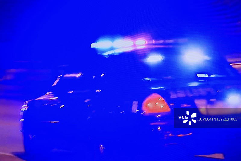 带有闪光灯的快速行驶警车图片素材