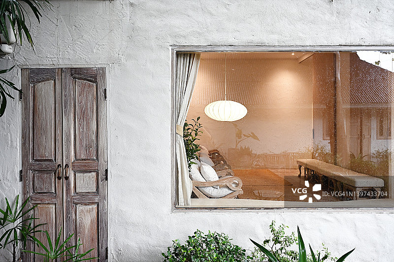 透过窗户看豪华水疗中心图片素材
