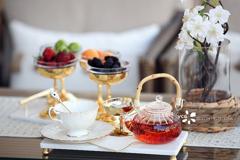 茶概念：新鲜水果与健康生活图片素材