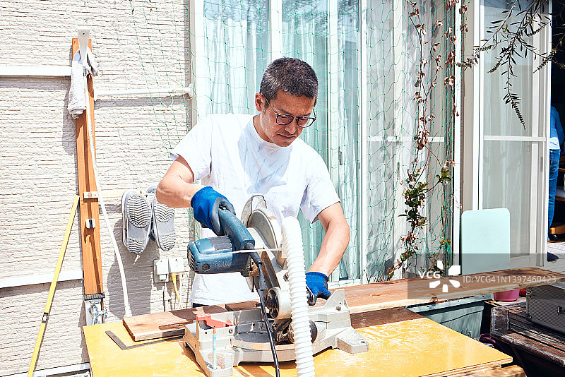 全家一起在家的木制甲板上建造仓库图片素材