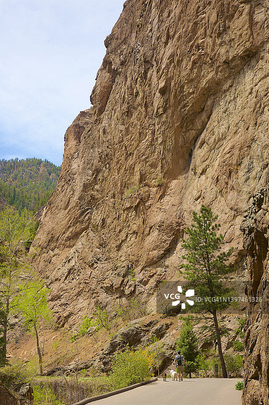 在科罗拉多斯普林斯山脚下与狗在一起的男子图片素材