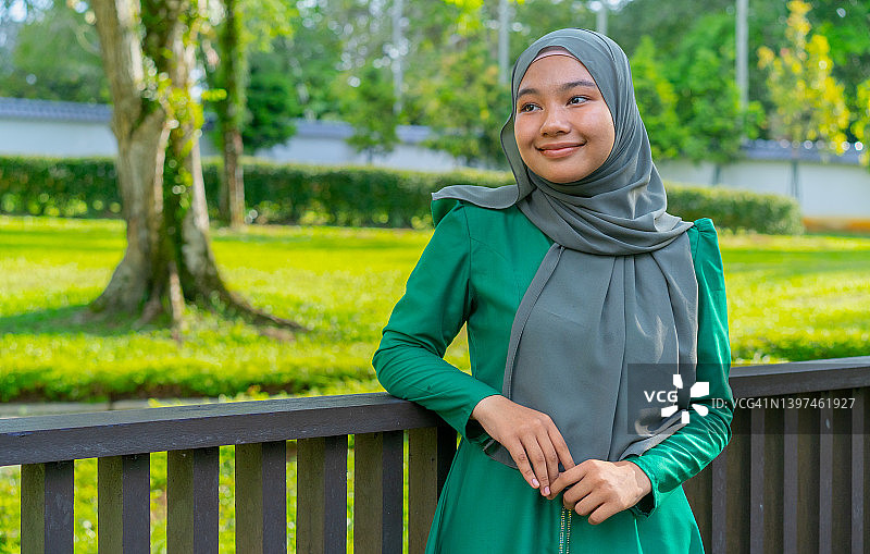 户外自信的穆斯林女性肖像图片素材