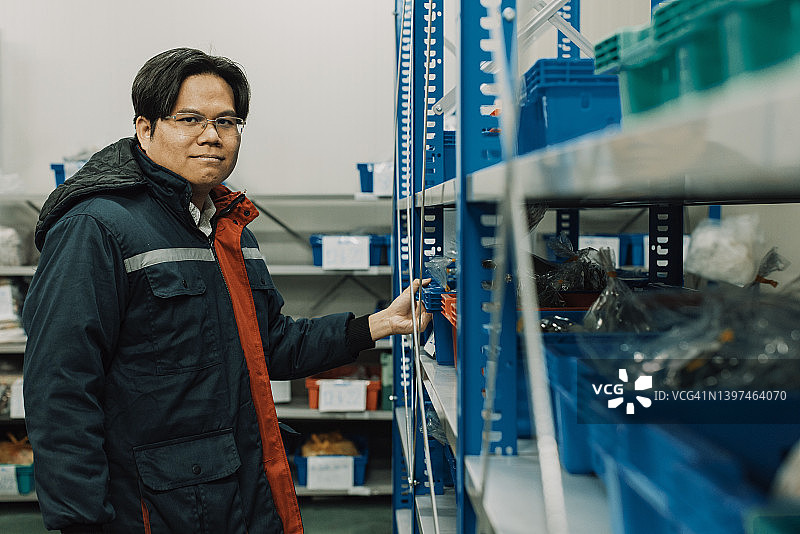 工人在冷库中检查产品图片素材