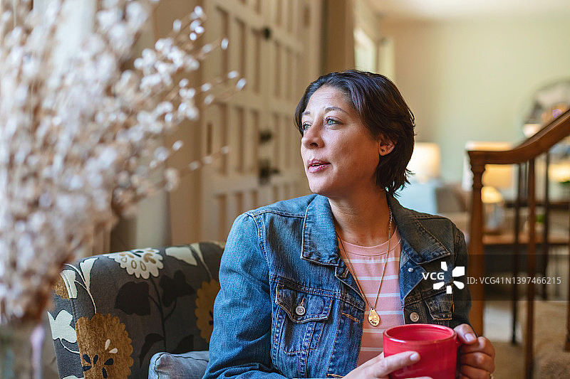 你不仅仅是癌症，女性癌症幸存者肖像摄影系列图片素材