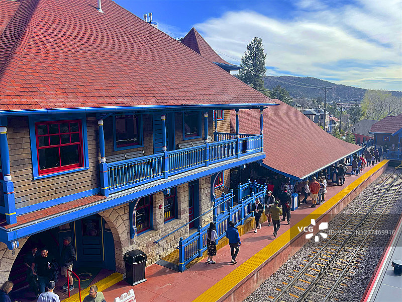 在马尼图斯普林斯等待齿轨铁路的新车站的人们图片素材
