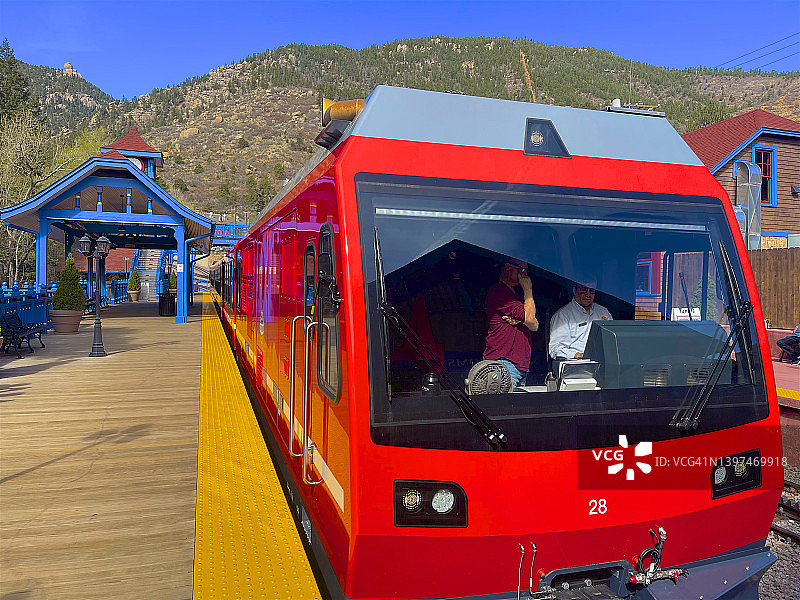 在齿轨铁路的红色汽车内的工程师图片素材