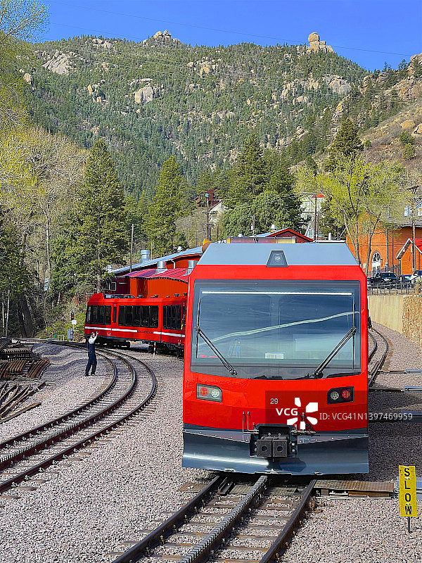 马尼图斯普林斯铁路工人与齿轨列车图片素材