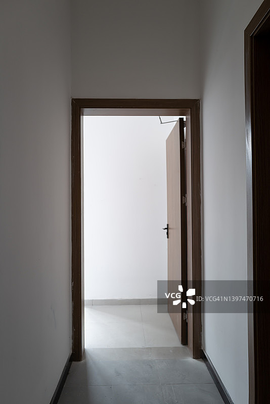 白色墙壁的门口图片素材