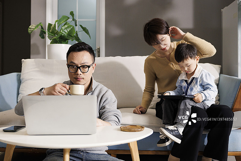 父母和孩子们在家图片素材