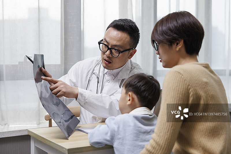 亚洲母亲带孩子去医院检查图片素材