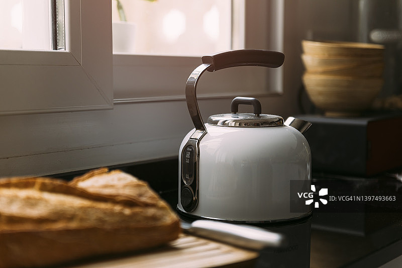 厨房里的热水器图片素材