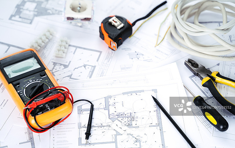 房屋维修，规划电力工程。公寓电气化图纸、图表和计划。伏特计、电线、螺丝刀、钳子和卷尺等设备及配件图片素材