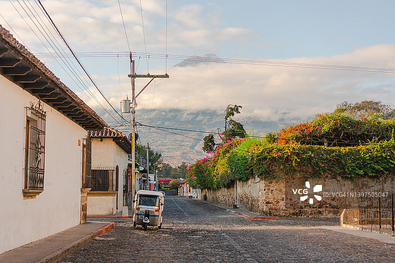 安提瓜日出时分的嘟嘟车图片素材
