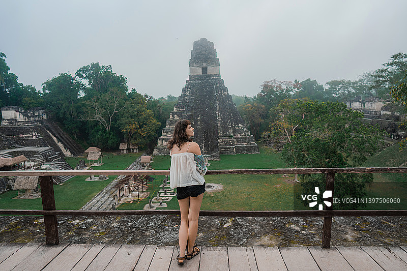 女人探索蒂卡尔国家公园图片素材