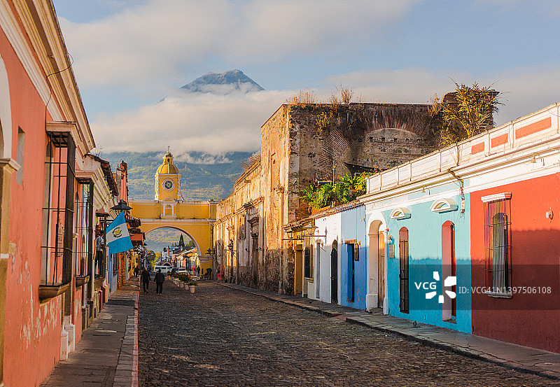 日出时分阿瓜火山背景下的安提瓜图片素材