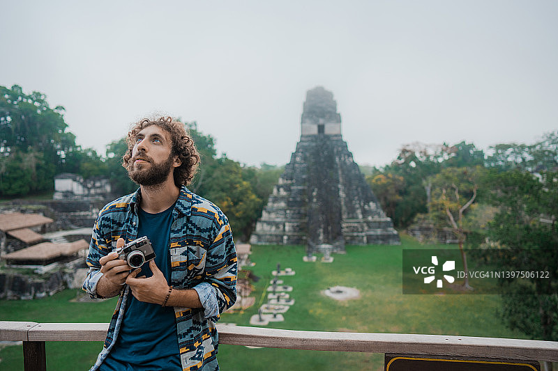 男子在蒂卡尔国家公园拍摄图片素材