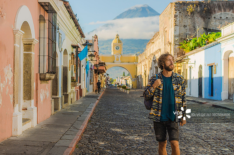 在安提瓜行走的女人图片素材