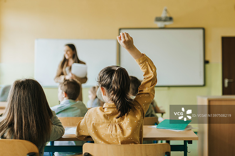 课堂上举手的女学生图片素材