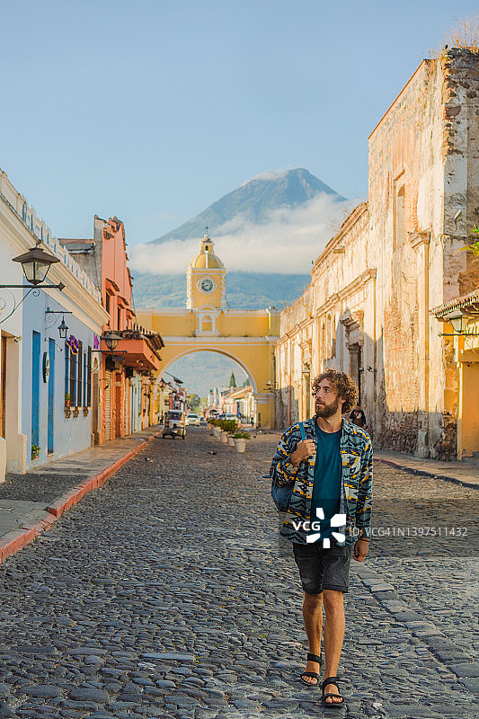 在安提瓜行走的女人图片素材