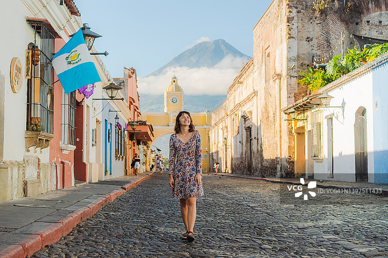 在安提瓜行走的女人图片素材