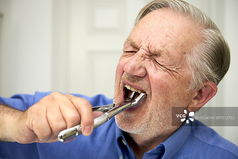 拔出自己的牙齿图片素材