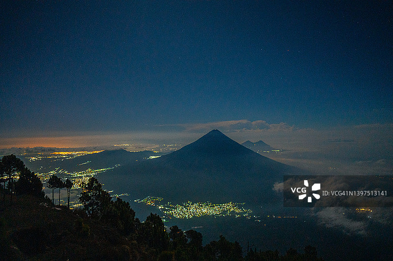 安提瓜城市夜景：阿瓜火山视角图片素材