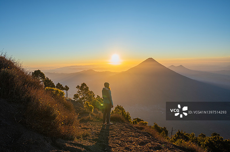 在危地马拉火山背景下的女人图片素材