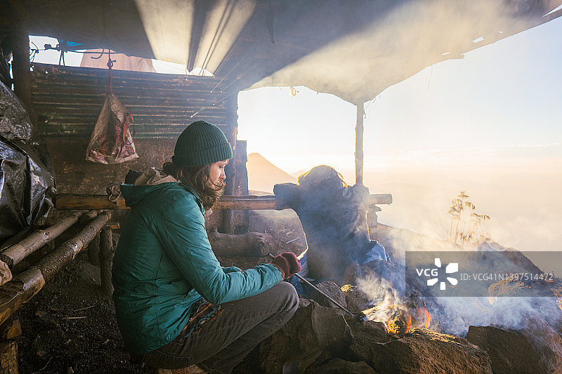 早上坐在篝火旁的女人图片素材