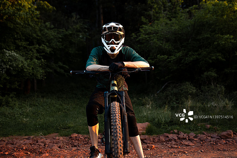 全副武装的山地自行车骑手肖像图片素材