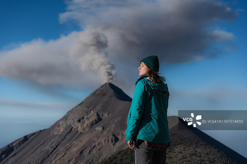 危地马拉富埃戈火山喷发背景下的女人图片素材